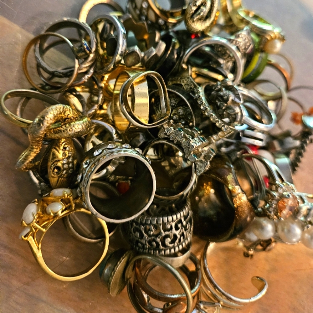 Huge Jewelry Lot of Assorted Vintage Rings. Not tested